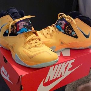NIKE (LEBRON JAMES) BASKETBALL SHOES.... RARE
